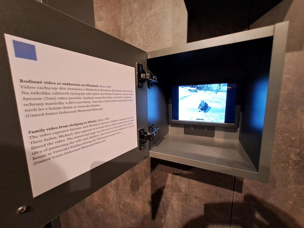 Jedna ze schránek z části expozice věnované holocaustu. Po otevření se spustí rodinné video ze saňkování na brněnských Hlinkách. Video zachycuje děti Antonína a Michaela Ecksteinovi při zimních radovánkách.