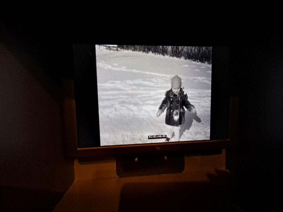 Jedna ze schránek z části expozice věnované holocaustu. Po otevření se spustí rodinné video ze saňkování na brněnských Hlinkách. Video zachycuje děti Antonína a Michaela Ecksteinovi při zimních radovánkách.