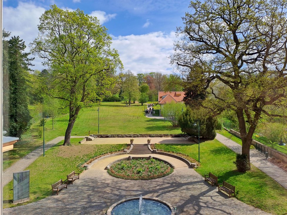 Zahrada vily Löw-Beer navazuje na zahradu vily Tugendhat. Obě jsou dnes již opět průchozí a jsou přístupné veřejnosti.
