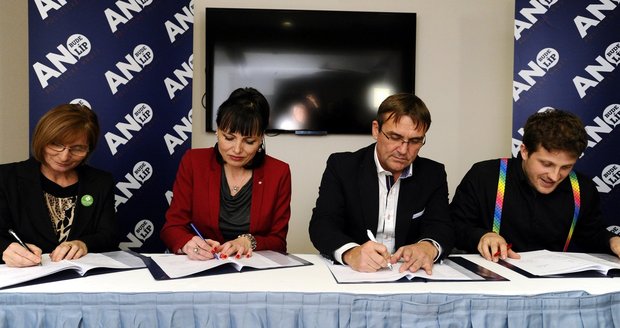Podpis koaliční smlouvy v Brně: Zleva Jana Drápalová (Strana zelených), Klára Liptáková (KDU-ČSL), Petr Vokřál (ANO) a Matěj Hollan (Žít Brno)