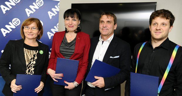Podpis koaliční smlouvy v Brně: Zleva Jana Drápalová (Strana Zelených), Klára Liptáková (KDU-ČSL), Petr Vokřál (ANO) a Matěj Hollan (Žít Brno)