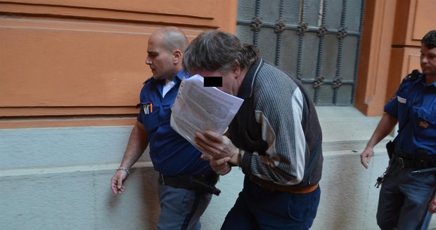 Eskorta přivádí k brněnskému soudu Oldřicha P. (53). Alkoholik ze Zbýšova čelí obžalobě ze znásilňování holčiček ze sousedství (4 a 6).