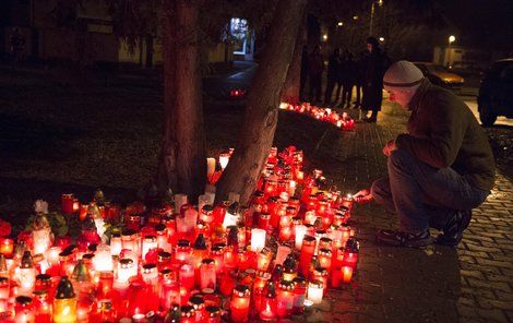 Na pietním místě za oběti masakru neustále hoří svíčky.