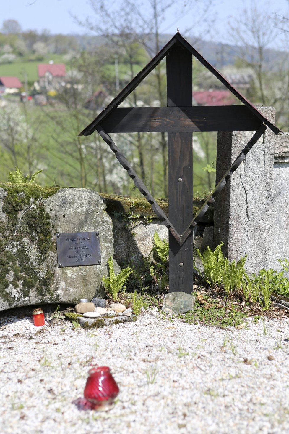 Brodský je pohřben se svými rodiči na vesnickém hřbitově na samém začátku obce.