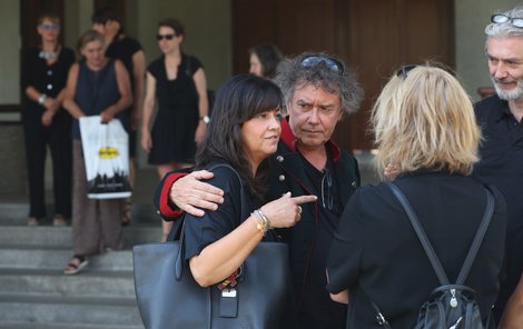 Marek Brodský přišel do krematoria se sestrou Terezou.