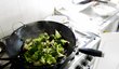 Výborná je brokolice rychle orestovaná ve woku.