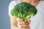 Brokolici můžete v obchodech sehnat celý rok, a tak se na ni většina z nás dívá jako na něco naprosto běžného a možná i obyčejného. A většina z nás také ví, že brokolice je zdravá, ale už netušíme přesně proč. Možná vás překvapí, jak moc zdravá tato skromná zelenina je. Právem se může řadit mezi superpotraviny. Pokud ji budete jíst pravidelně, pochutnáte si a navíc můžete předejít řadě zdravotních potíží.