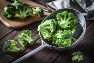 Zářivě zelená brokolice a houby připravené do mrazáku: Objevte kouzlo zvané blanšírování