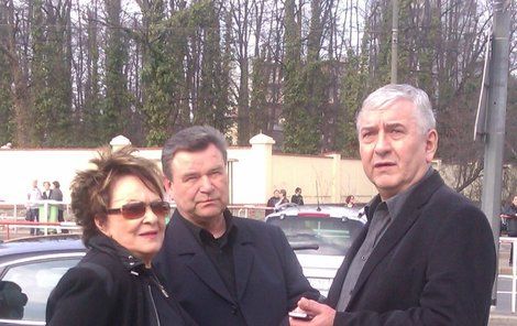 Václav Postránecký, Jiřina Bohdalová a Miroslav Donutil se přišli rozloučit se svým kamarádem Bronislavem Poloczkem