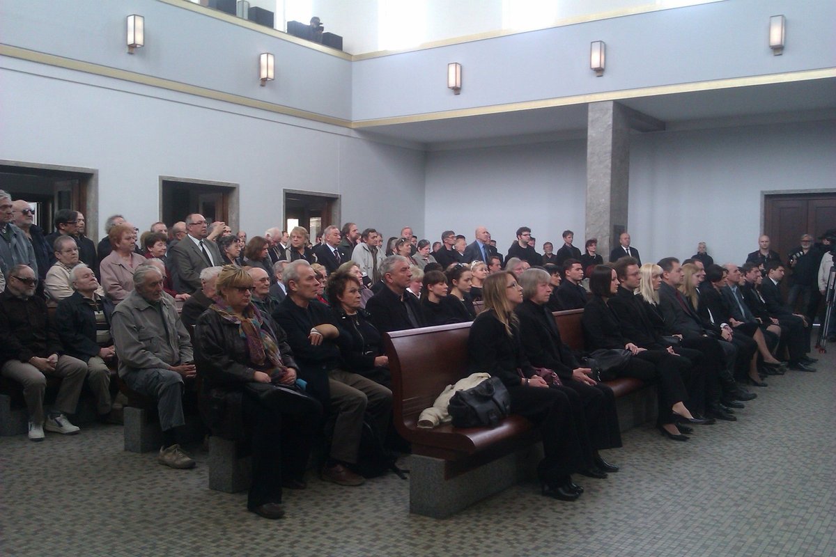 Strašnické krematorium byla zaplněné.