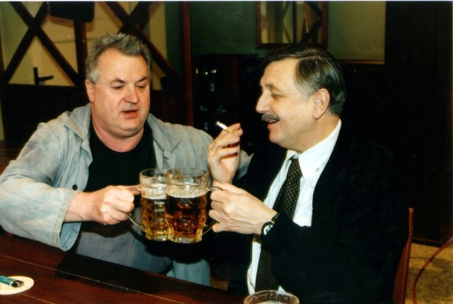 Bronislav Poloczek s Jiřím Menzelem v seriálu Hospoda v roce 1996