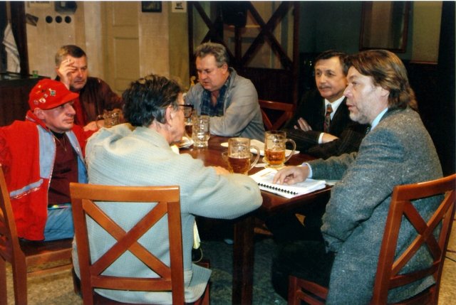 Bronislav Poloczek a zbytek party seriálu Hospoda v roce 1996