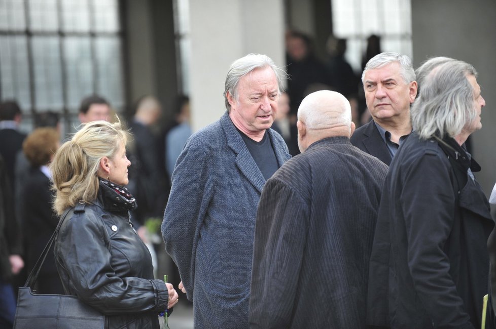 Jiří Lábus se baví se Zdeňkem Srstkou. Vedle něho stojí Miroslav Donutil