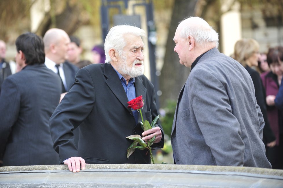 Herec Ilja Racek (vlevo) přišel s rudou růží