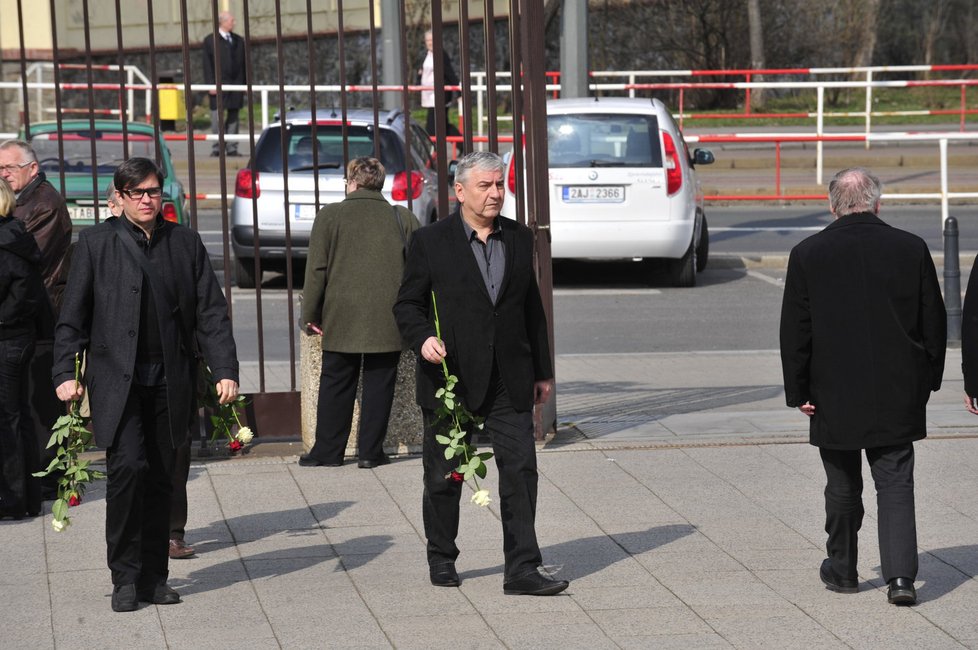 Miroslav Donutil přinesl na obřad bílou a rudou růži