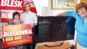 Paní Bronislavě šéfredaktor Radek Lain v Blesku předal šek na milion korun. Zatím si z výhry  koupila jen televizi a notebook