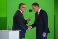Polsko s napětím volí prezidenta: Rovný souboj Komorowského a Dudy
