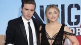 Brooklyn Beckham poprvé vyvedl přítelkyni na červený koberec: Lev salónů po tatínkovi!