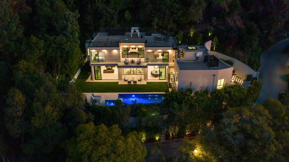 Zasnoubení Brooklyn Beckham a Nicola Pelztová si koupili vilu za 225 milionů