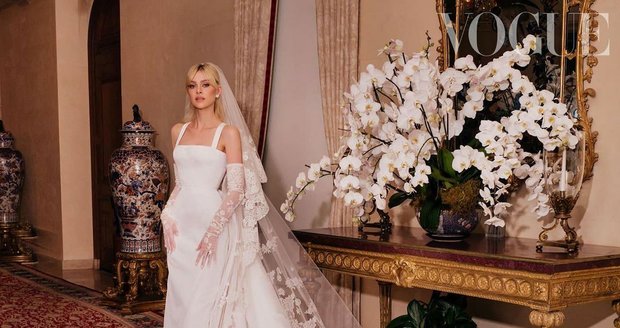 Šaty nevěsty Nicol Pelzové z dílny módní značky Valentino
