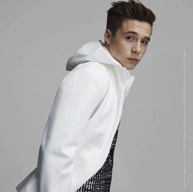 Brooklyn Beckham je synem posh spice girl Victorie Beckham a fotbalisty Davida Beckhama. Jeho mladší bráchové mu brzy začnou dýchat za krk.