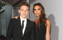 Victoria Beckham s mladým fešákem po boku: Syn jí přerostl přes hlavu!