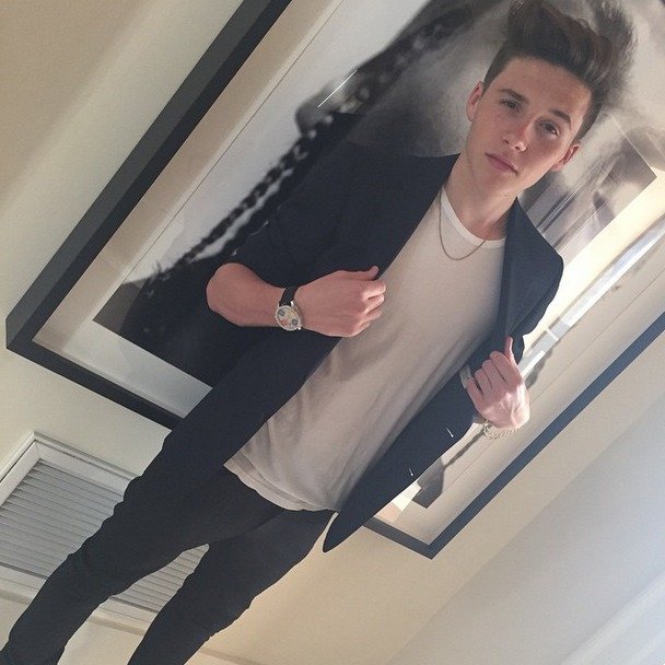 Brooklyn Beckham při přípravě na módní událsot.