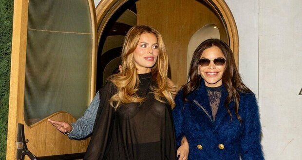 Lauren Bezos dan Brooks Nader dalam balutan atasan tembus pandang Lauren Bezos dan Brooks Nader dalam balutan atasan tembus pandang