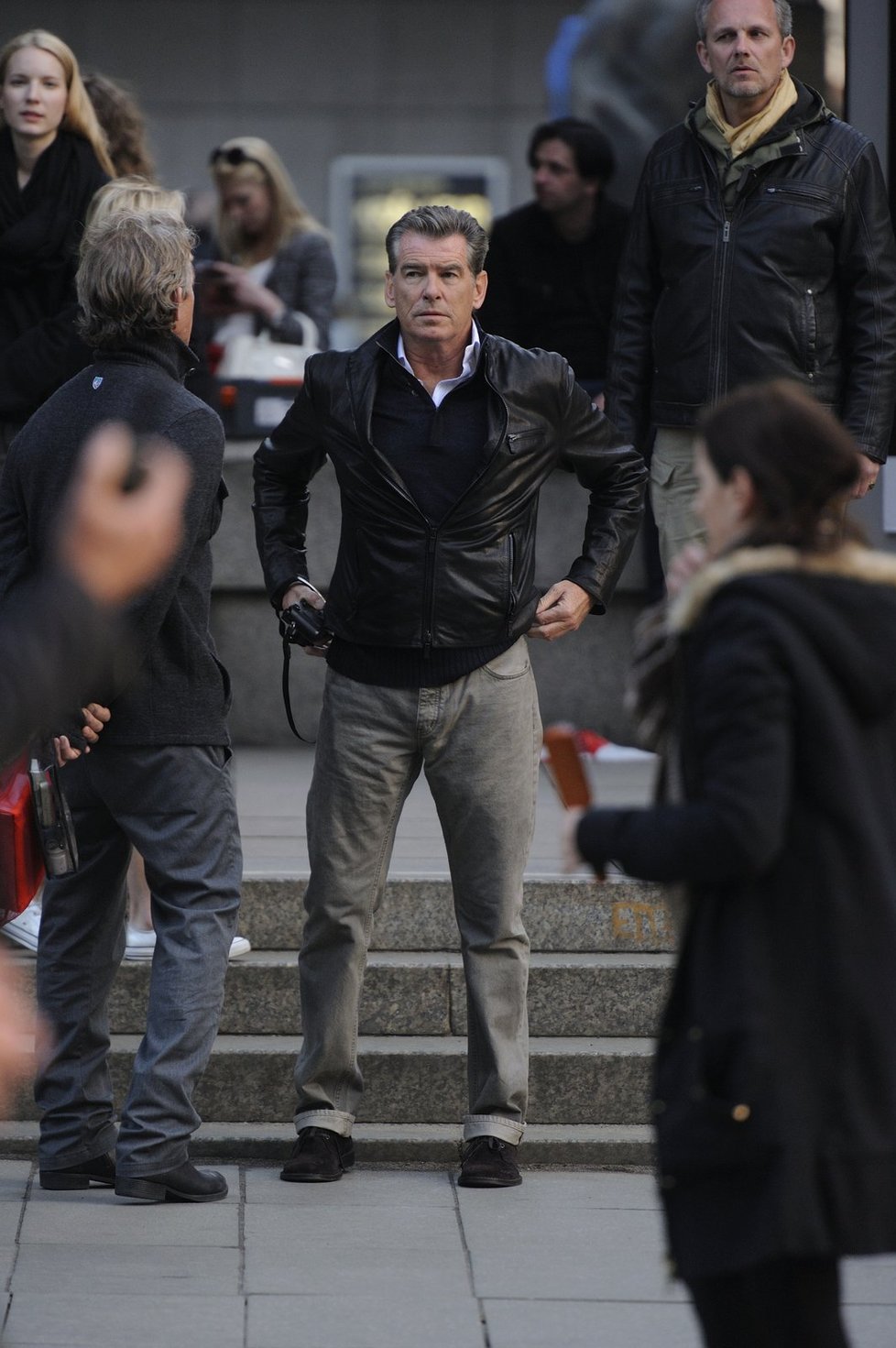 Pierce Brosnan může na anonymitu zapomenout, všichni ho hned poznali