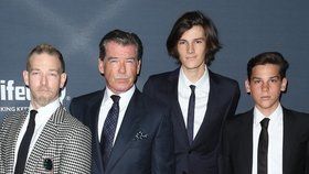 Copak je to za fešáky? Agent 007 Pierce Brosnan vyvedl na premiéru své tři syny!