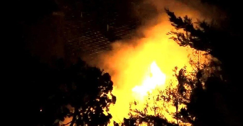 Amatérské záběry požáru Brosnanovy rezidence