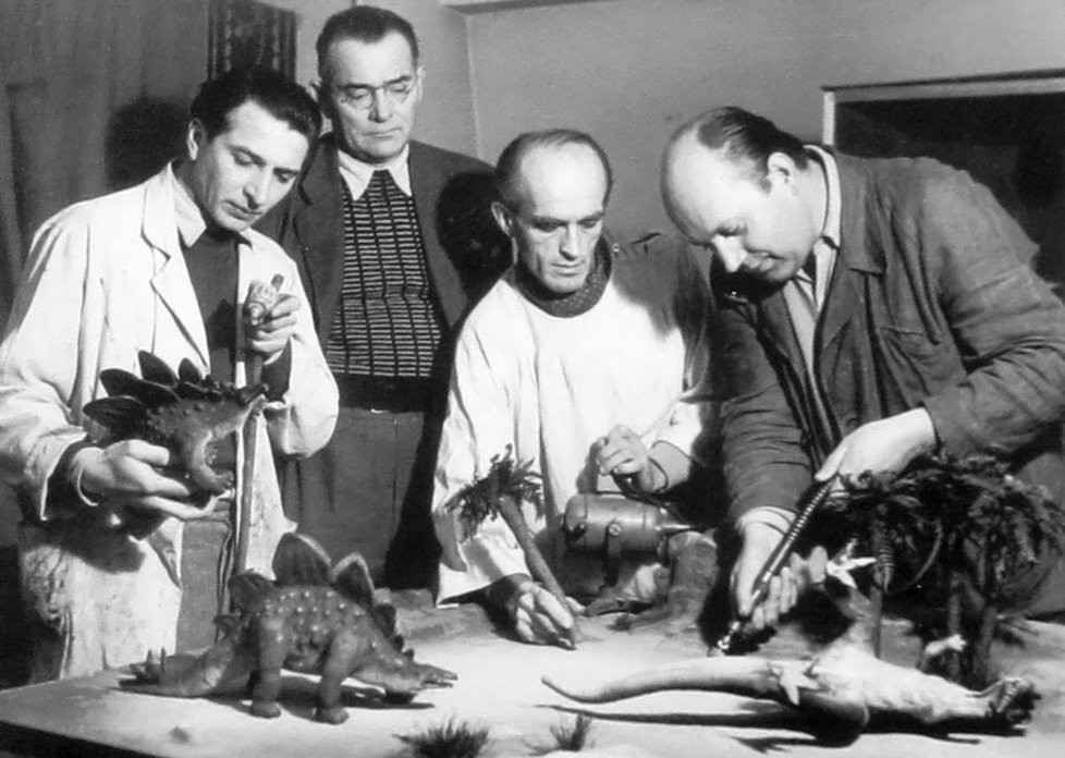 Podhůrský vytvořil i loutky prehistorických tvorů pro nadčasovou Cestu do pravěku (1955). (Na společné fotografii loutkář první zleva.) 