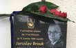 Pamětní deska Jaroslavu Broukovi v jeho rodné obci Hlince na Plzeňsku.