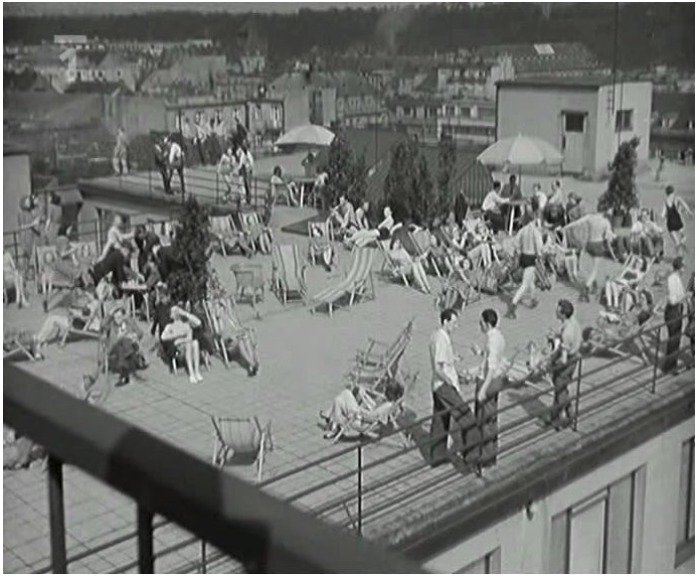 Zaměstnanci odpočívají během polední pauzy na střeše obchodního domu.