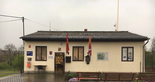 Pamětní deska Jaroslavu Broukovi je v jeho rodné obci Hlince na Plzeňsku umístěna na budově obecního úřadu.