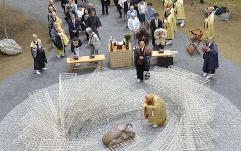 V Japonsku, kde je velká tradice pojídaní hmyzu, postavili broukům pomník.