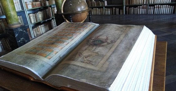 Magická kniha opředená legendami. V broumovském klášteře vystavují kopii Ďáblovy bible