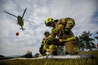 Na Broumovsku hořel les: Hasičům pomáhali policisté s vrtulníkem