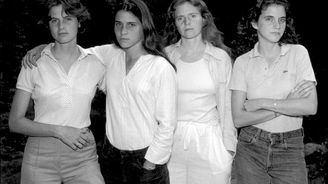 Krásné rodinné snímky: Čtyři sestry se spolu každoročně fotí již přes třicet let