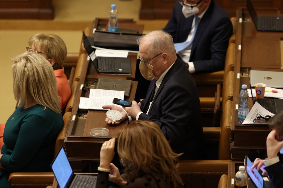 V hlavní roli telefon: Poslanci trávili jednání o důvěře vládě různě. Někteří si i fotili brože.