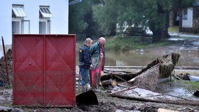 Blesková povodeň zatopila v podvečer 1. června 2018 v Jestřebí na Jihlavsku dvě desítky domů, podemlela silnici a bahnem zanesla před necelým týdnem zkolaudovaný obecní rybník. Vrstva krup dosahovala místy až 120 cm.