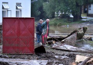 Blesková povodeň zatopila v podvečer 1. června 2018 v Jestřebí na Jihlavsku dvě desítky domů, podemlela silnici a bahnem zanesla před necelým týdnem zkolaudovaný obecní rybník. Vrstva krup dosahovala místy až 120 cm.