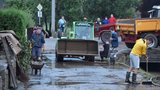 Hasiči čerpají na Ostravsku vodu ze sklepů. Bleskové povodně hrozí Česku dál