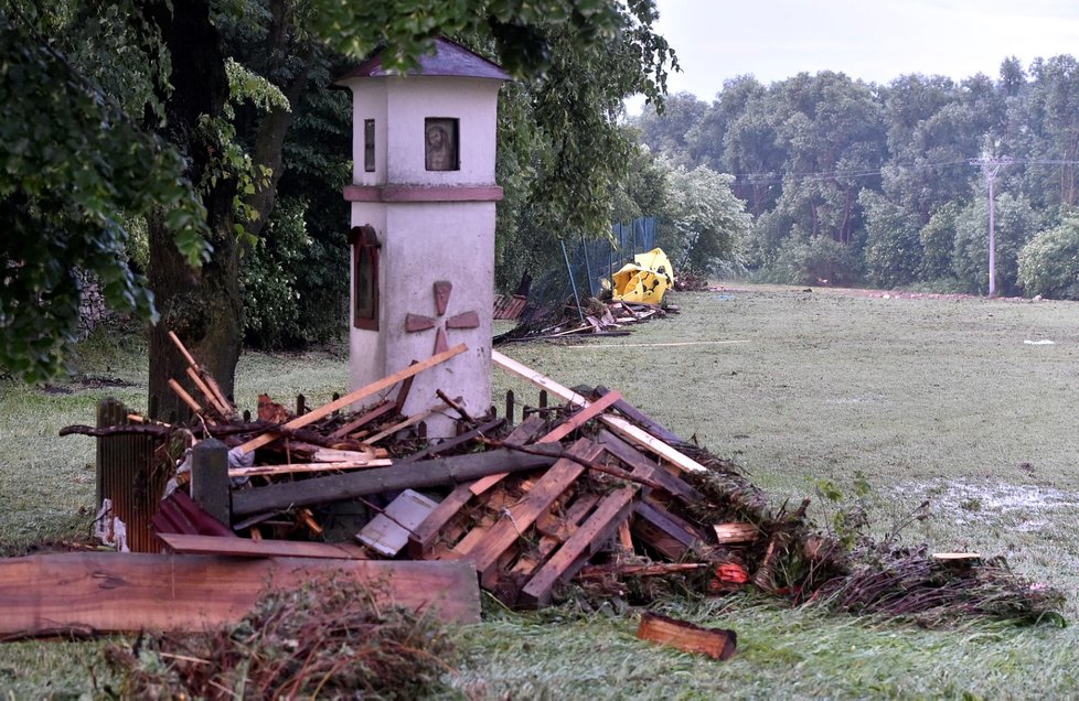 Blesková povodeň zatopila v podvečer 1. června 2018 v Jestřebí na Jihlavsku dvě desítky domů, podemlela silnici a bahnem zanesla před necelým týdnem zkolaudovaný obecní rybník. Vrstva krup dosahovala místy až 120 cm.