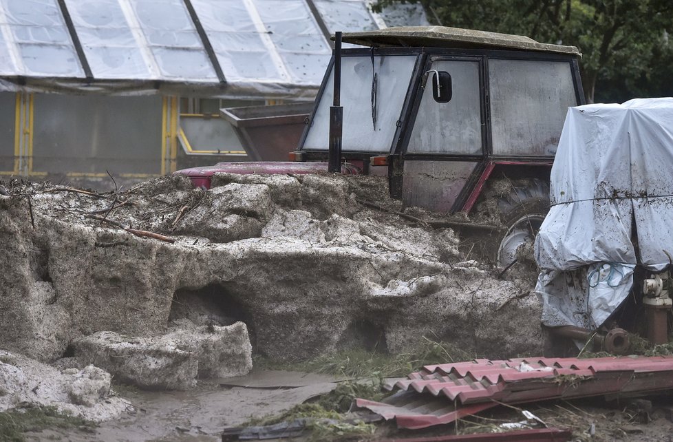 Bouřka s přívalovým deštěm a krupobitím způsobila v Brtnici na Jihlavsku bleskovou povodeň