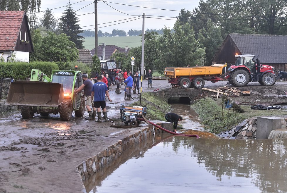 Bouřka s přívalovým deštěm a krupobitím způsobila v Brtnici na Jihlavsku bleskovou povodeň