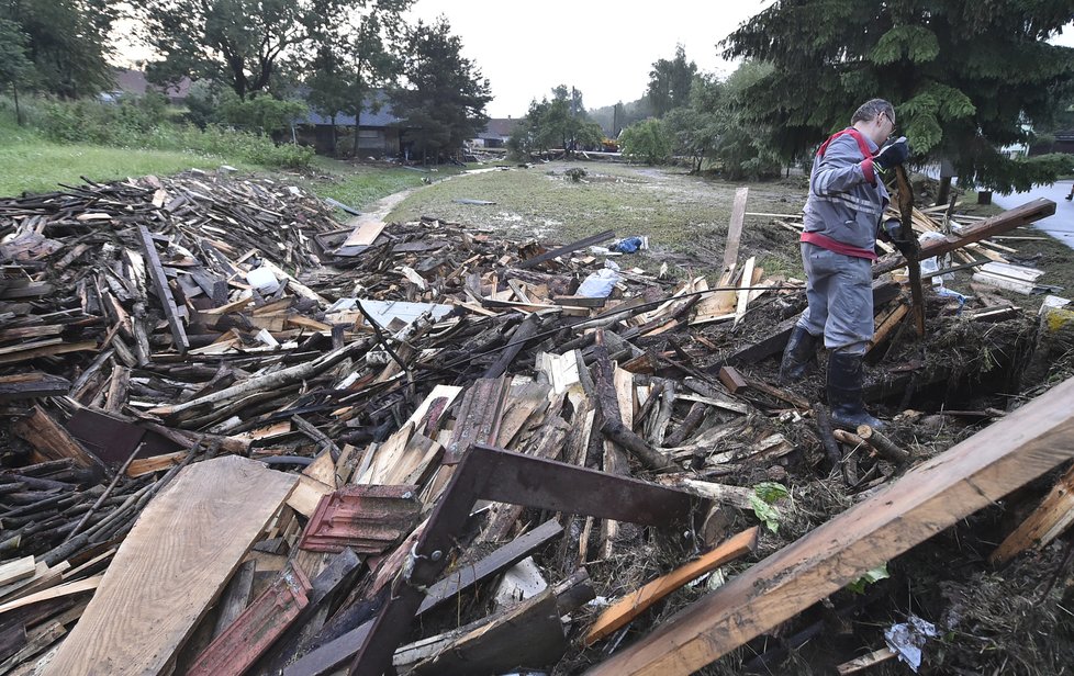 Bouřka s přívalovým deštěm a krupobitím způsobila v Brtnici na Jihlavsku bleskovou povodeň