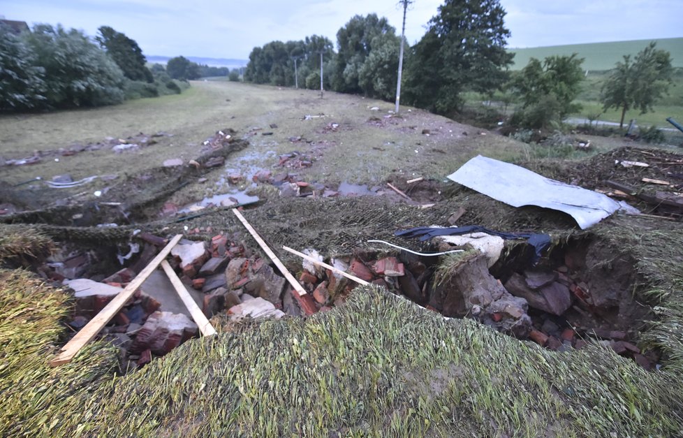 Bouřka s přívalovým deštěm a krupobitím způsobila v Brtnici na Jihlavsku bleskovou povodeň