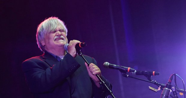 Americký kytarista Bruce Hampton (†70) zkolaboval při vystoupení a zemřel.