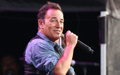 Bruce Springsteen s ještě funkčním mikrofonem.